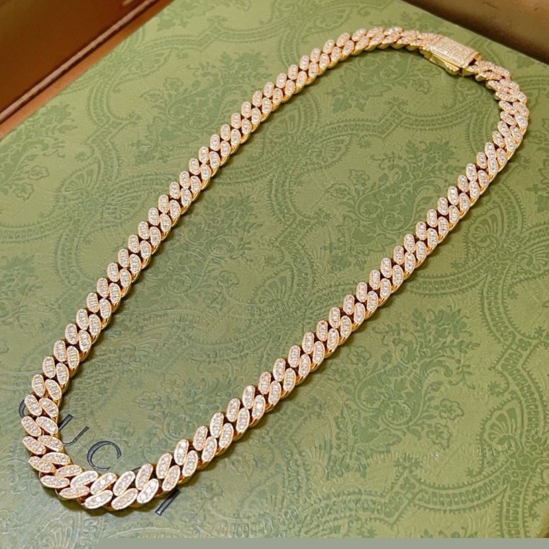 G*u*i necklaces